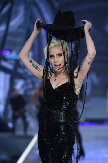 lady-gaga-victorias-secret-fashion-show-2016-12-1480633677-373x560